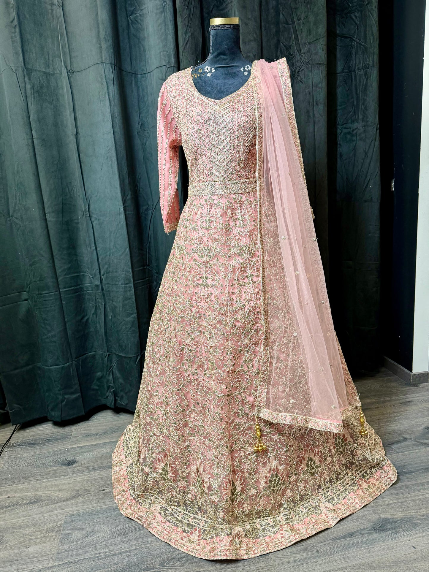 Roze Anarkali – Heavy Embroidery & Stonework Indiase feestjurk
