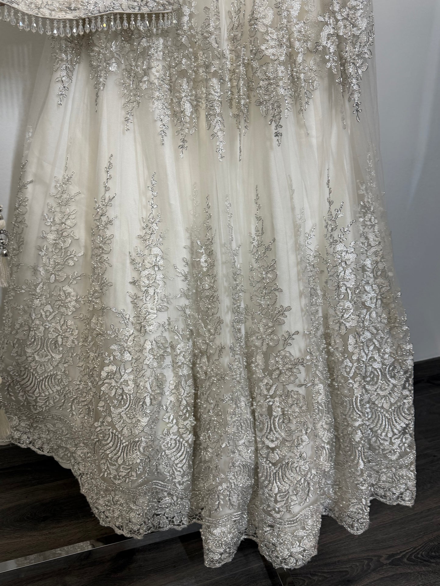 Witte Bridal Lehenga met Zilver Borduurwerk