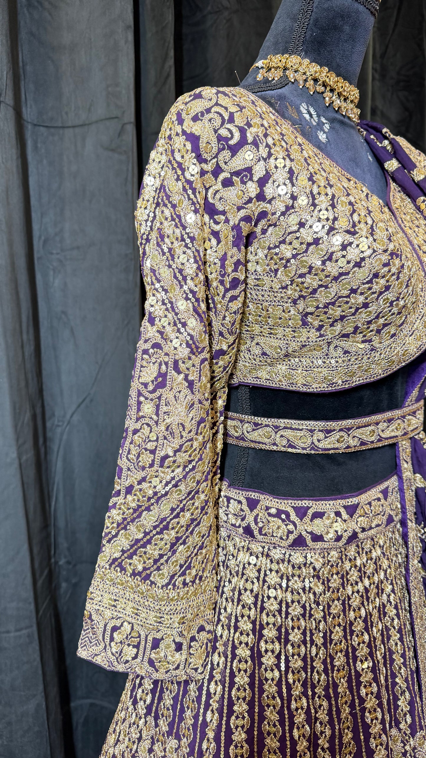 Paarse Luxe Party Wear Lehenga met Gouden Embroidery