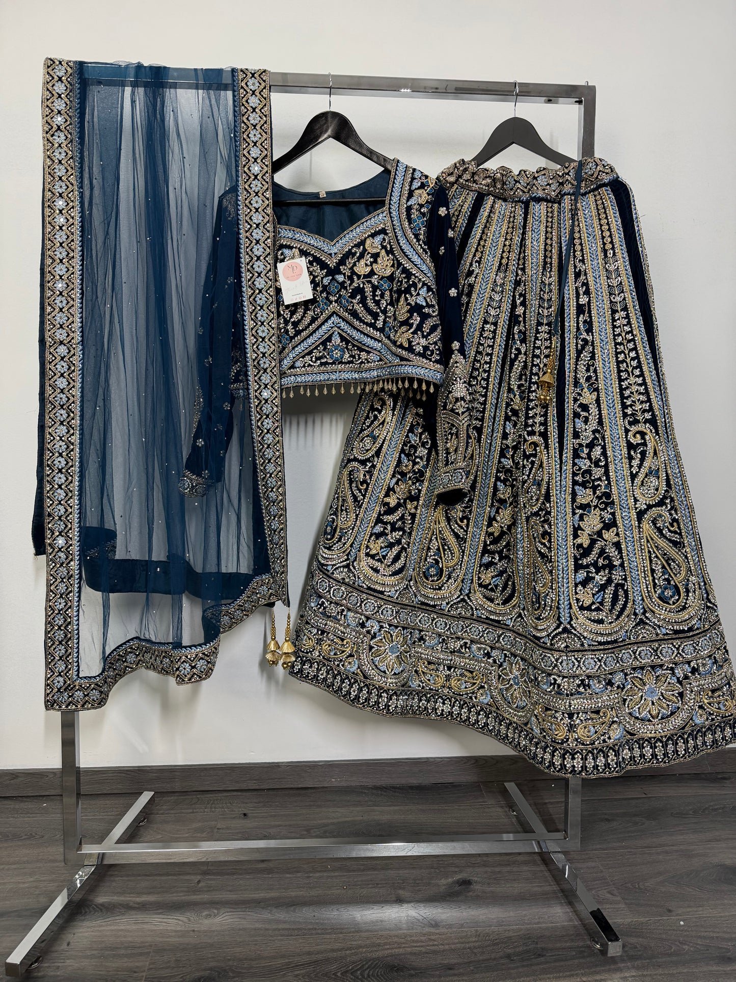 Donkerblauwe designer lehenga met heavy zari & stonework