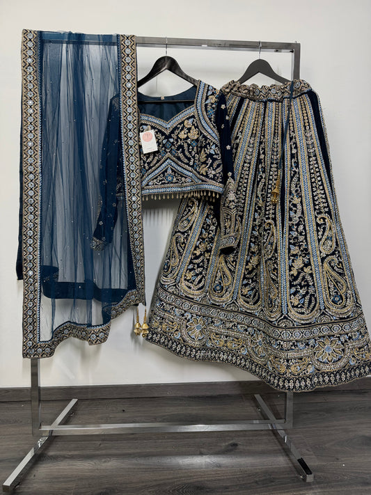 Donkerblauwe designer lehenga met heavy zari & stonework