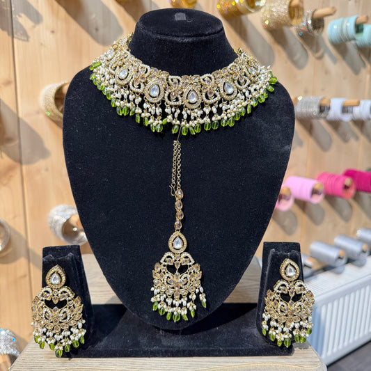 Elara Emerald Bridal Set – Luxe 3-delige Kundan Choker Set met Groene Kristallen