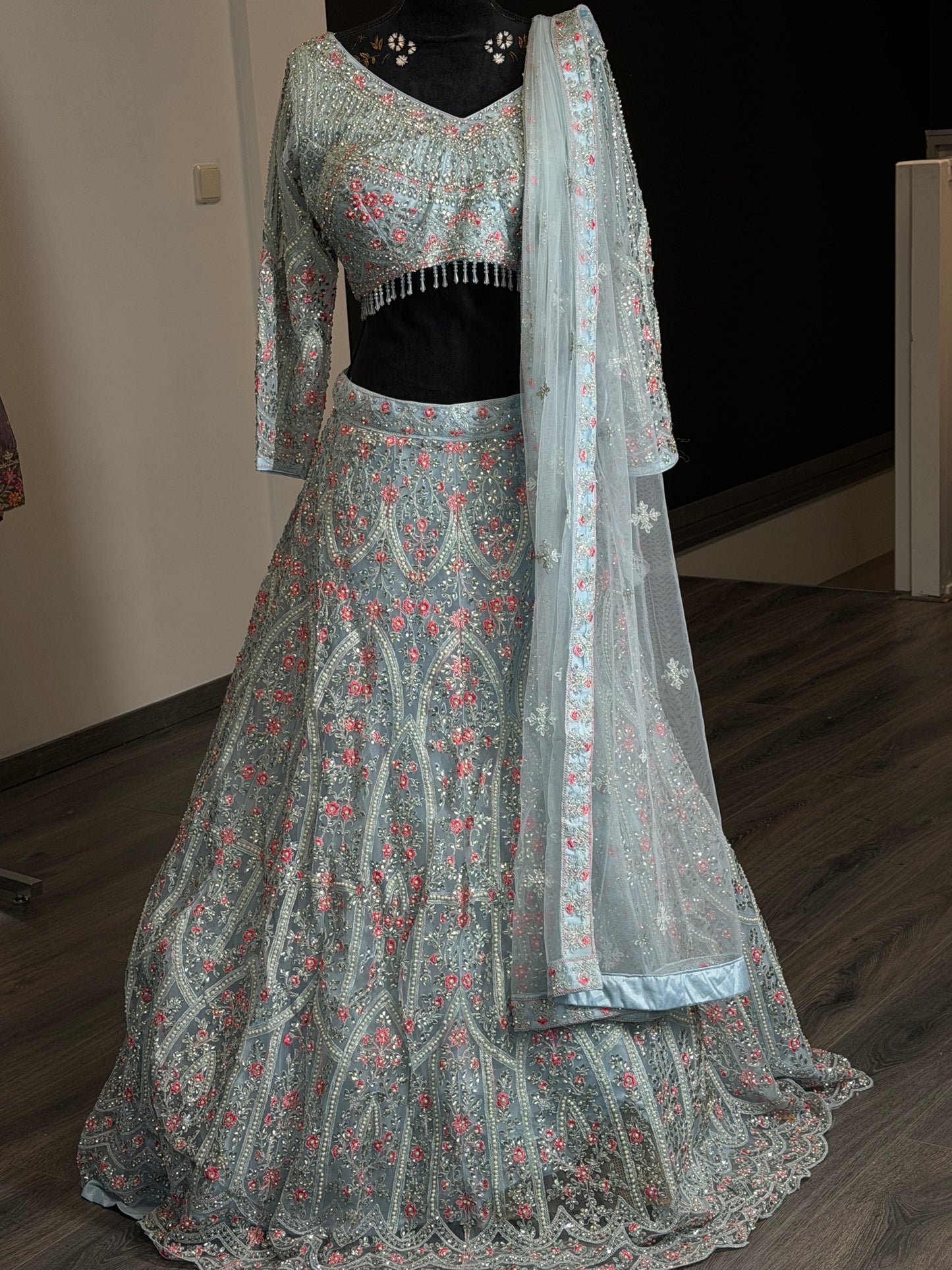 IJsblauwe Lehenga met Roze Borduurwerk