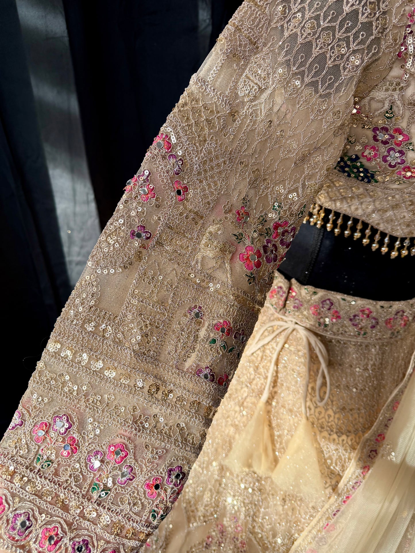 Champagne Peacock Lehenga – Goud / Crème