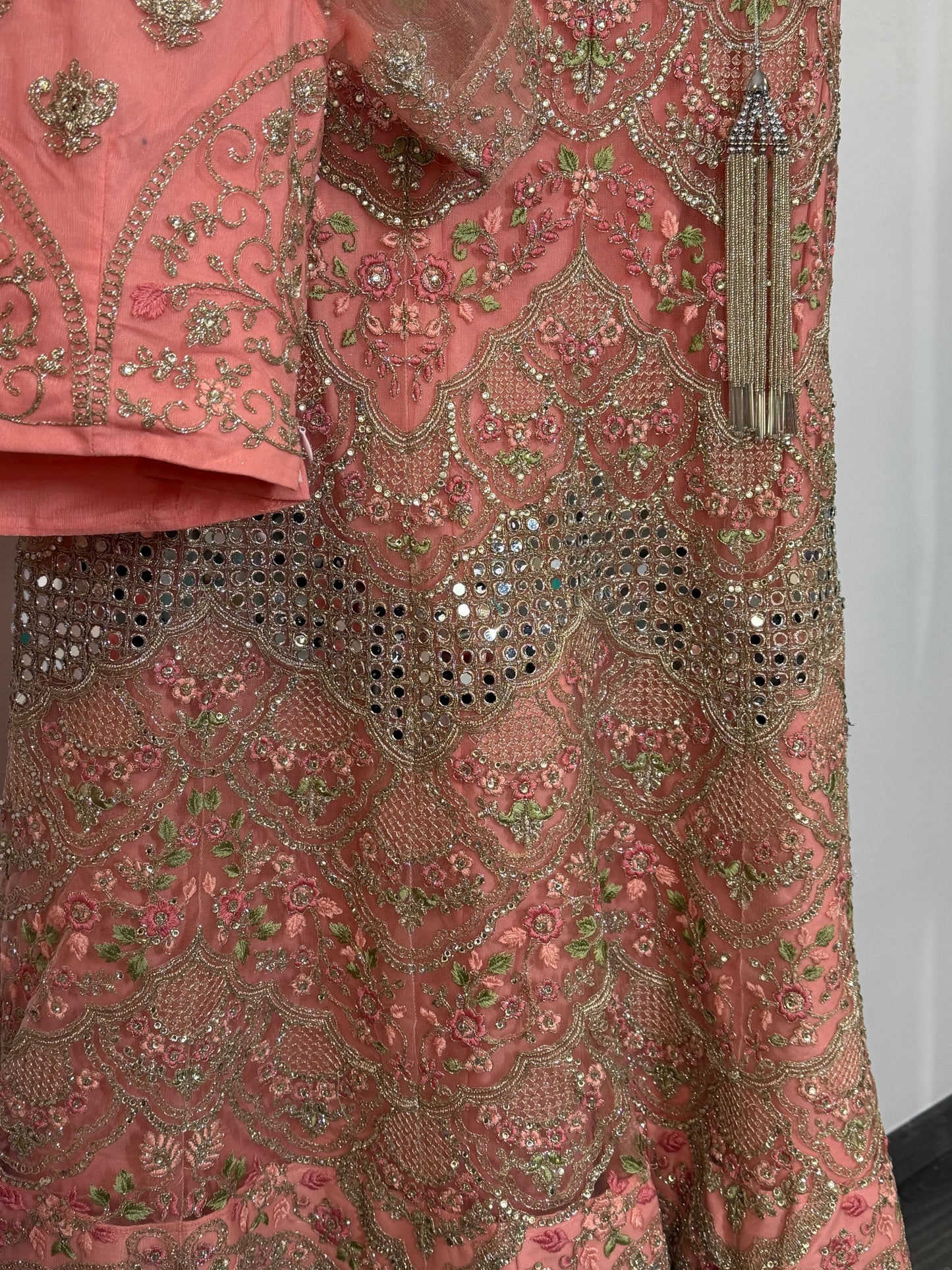 Coral Embroidery Lehenga – Zwaar Borduursel