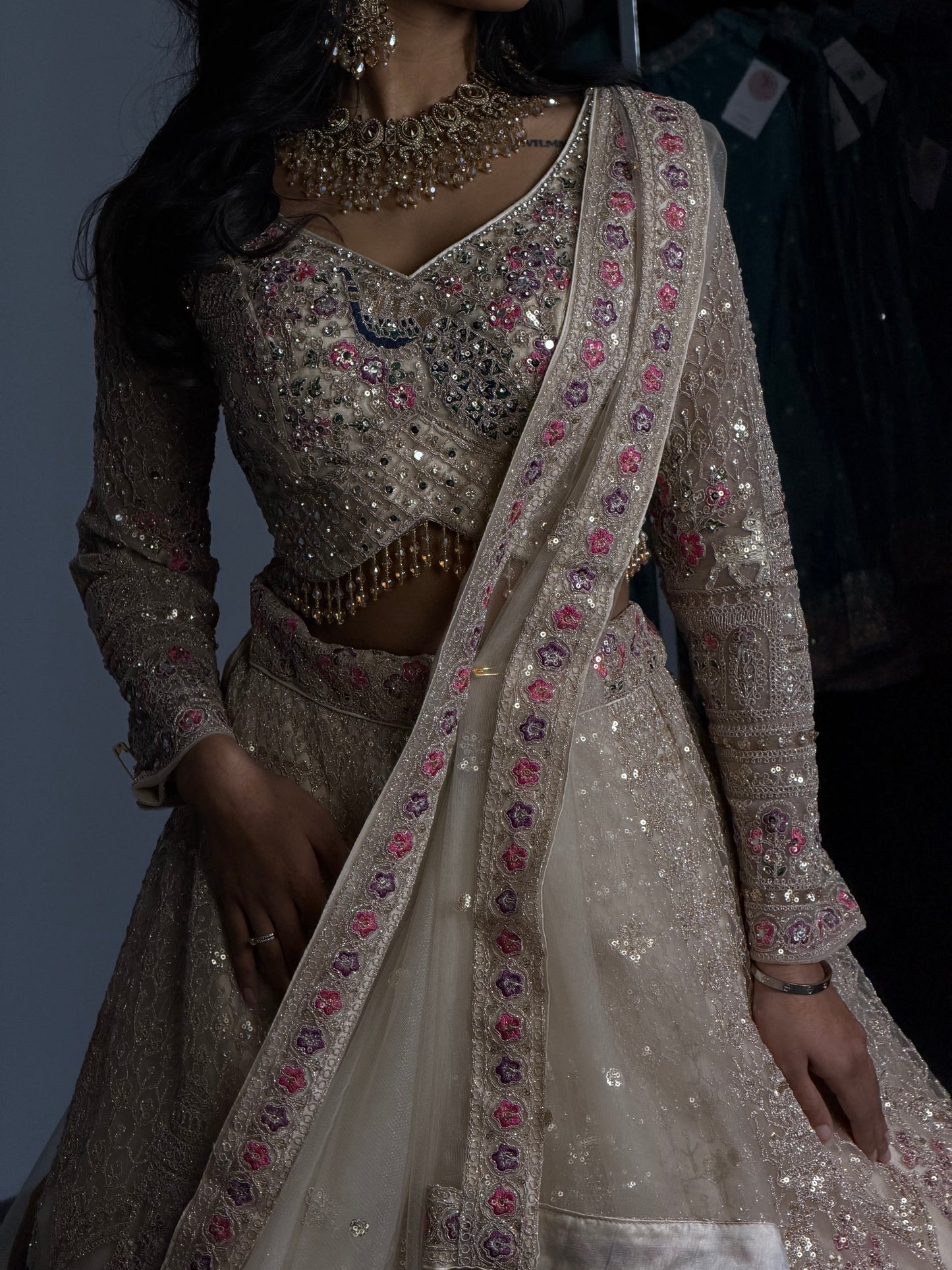 Champagne Peacock Lehenga – Goud / Crème
