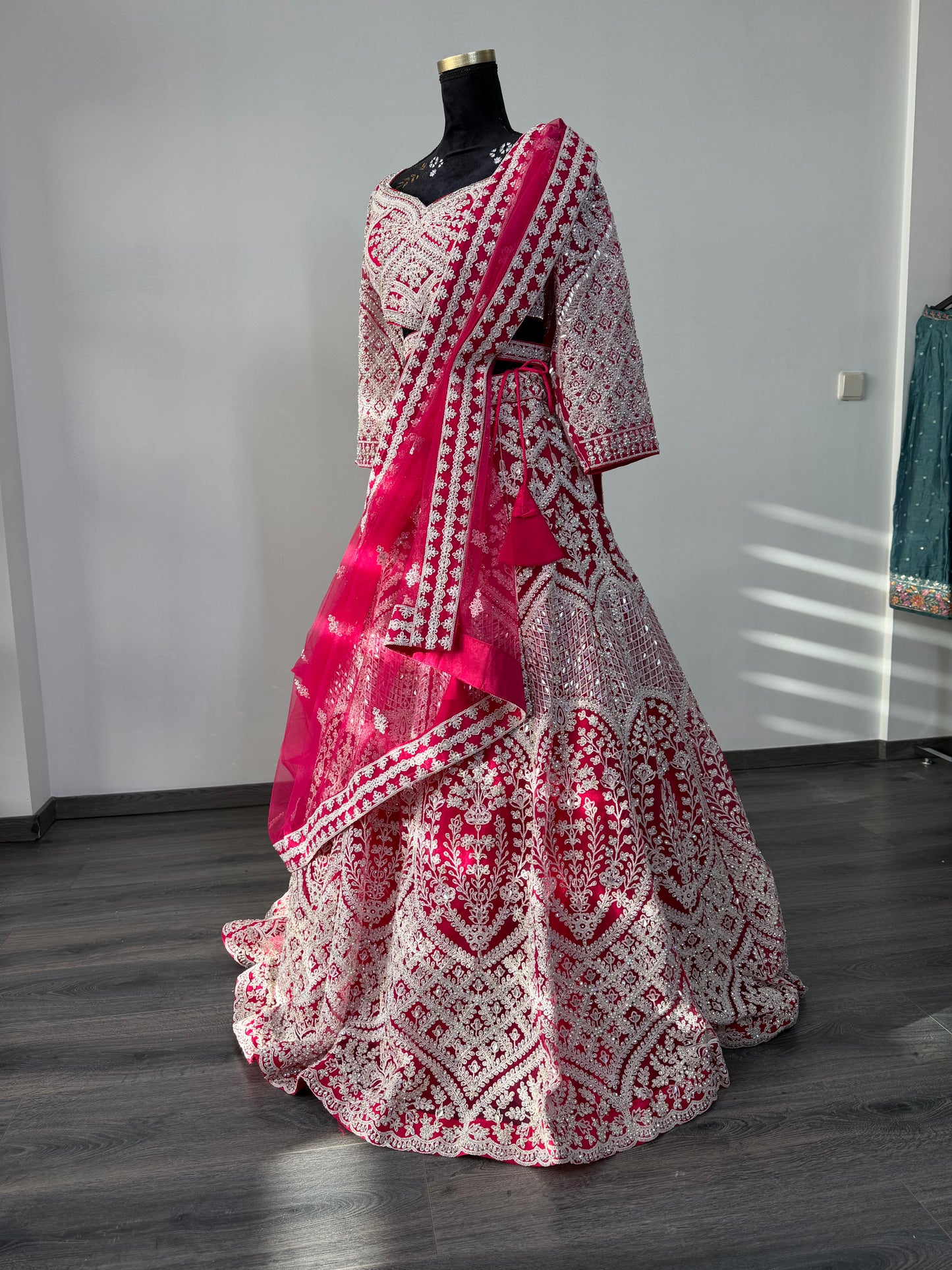 Dieprode Lehenga met Zilver Borduurwerk