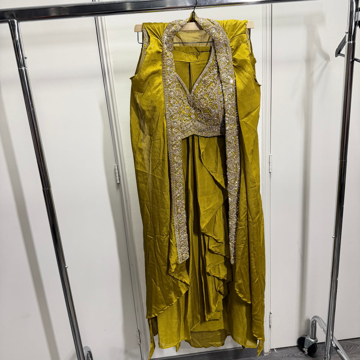 Avani Olive Green Lehenga Set met Ruffles & Borduurwerk