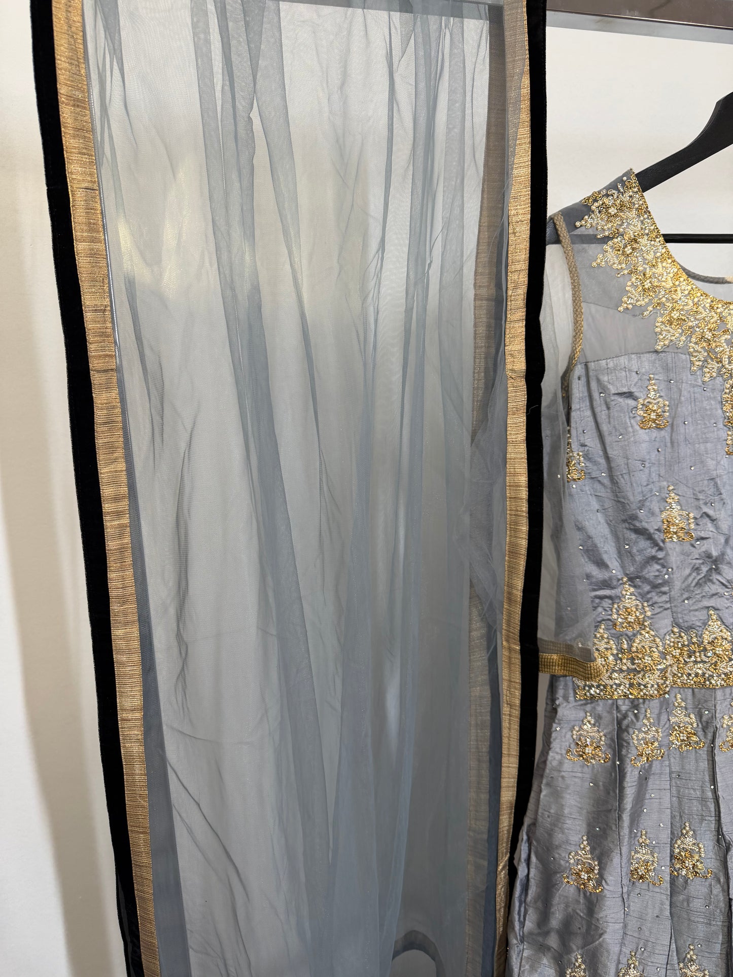 Grijze Anarkali met Gouden Borduurwerk & Dupatta