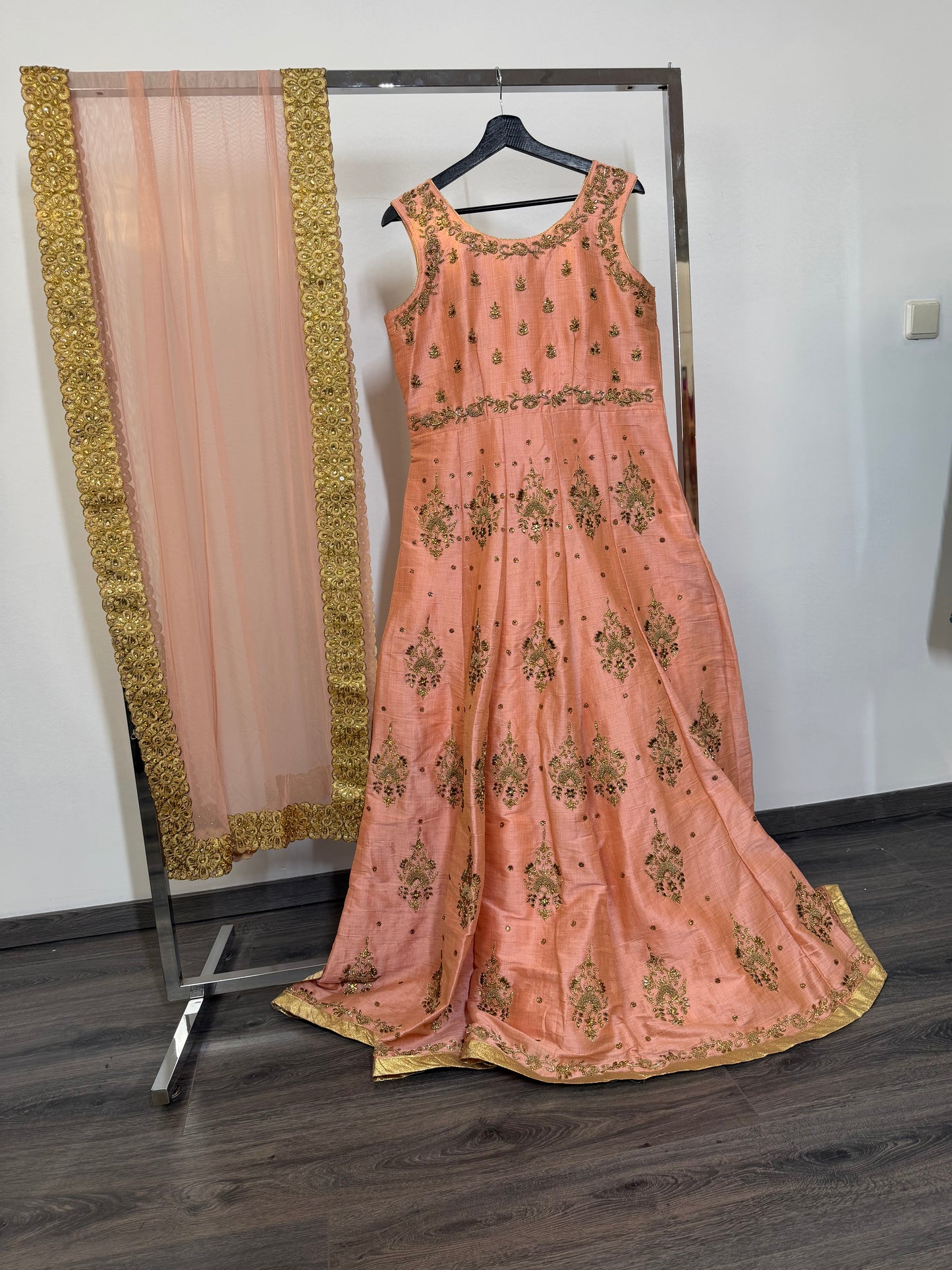 Peach Anarkali met Goud Borduurwerk & Dupatta