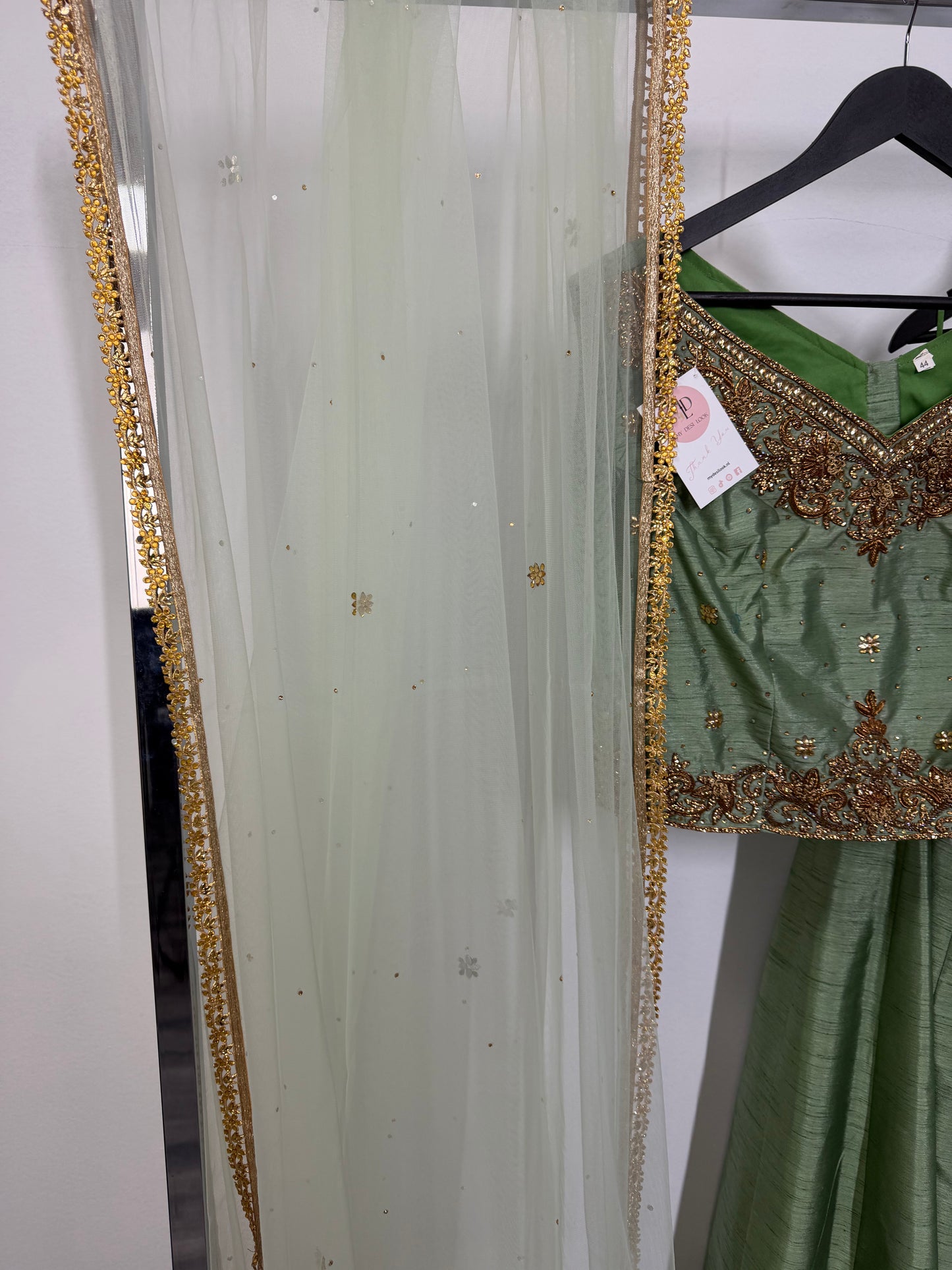 Olive Green Silk Lehenga – Klassiek & Tijdloos
