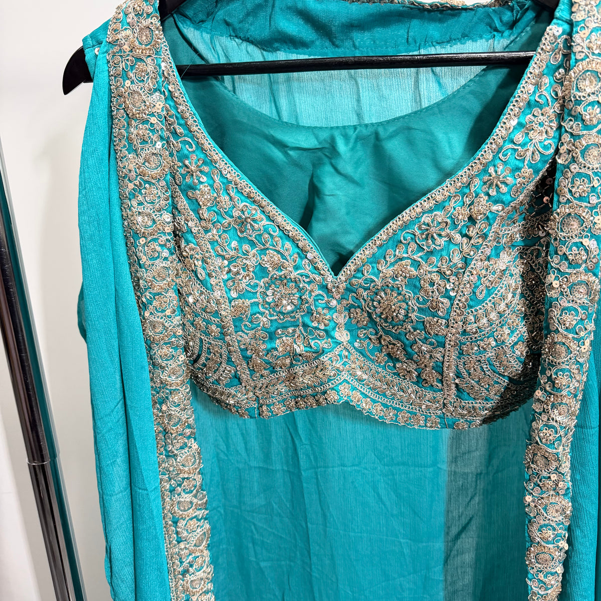 Amaya Turquoise Lehenga Set met Luxe Geborduurde Cape