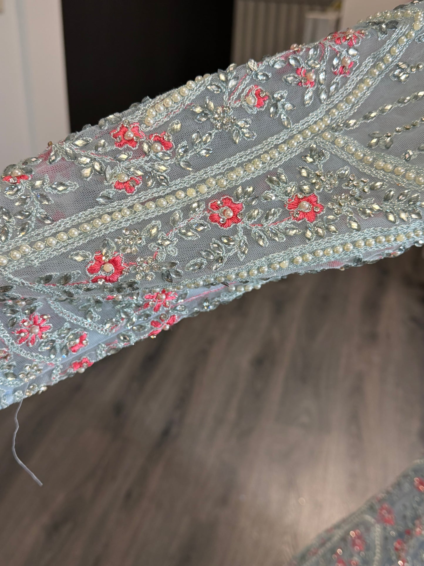 IJsblauwe Lehenga met Roze Borduurwerk