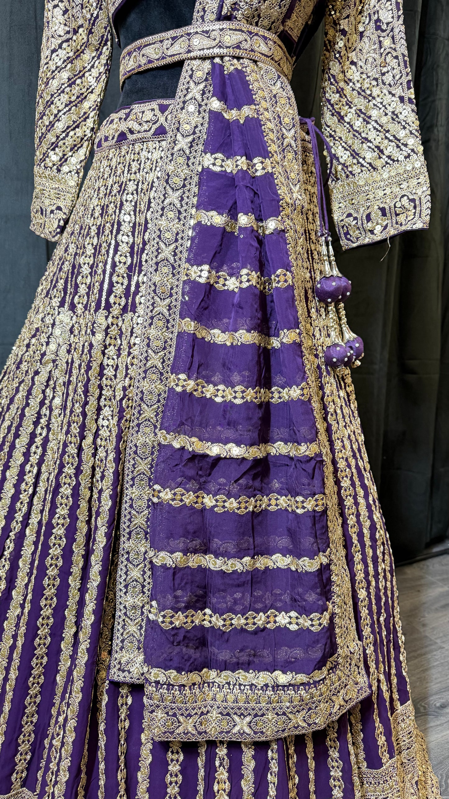 Paarse Luxe Party Wear Lehenga met Gouden Embroidery