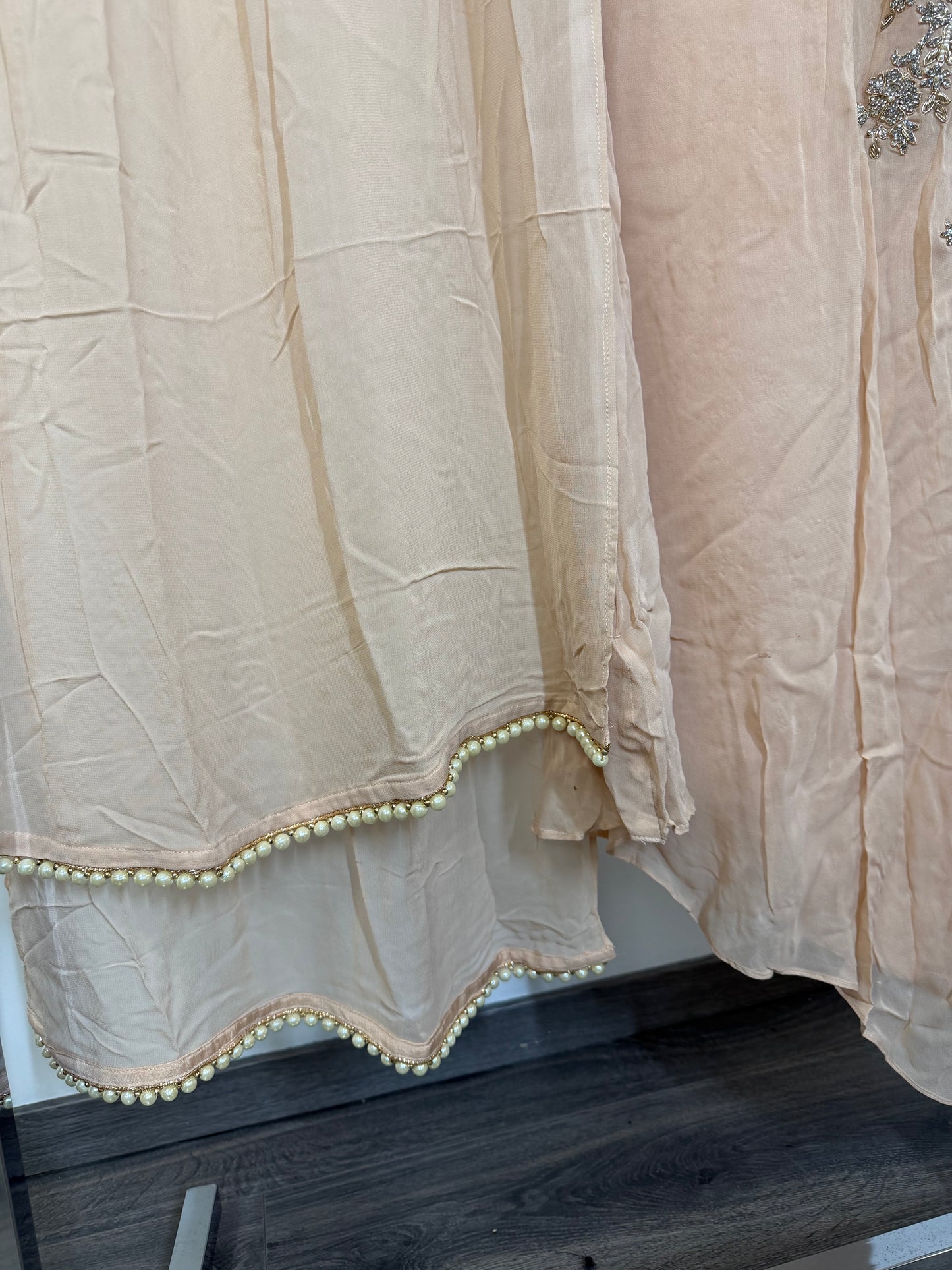 Nude Straight-Cut Suit met Zilveren Embroidery Salwar