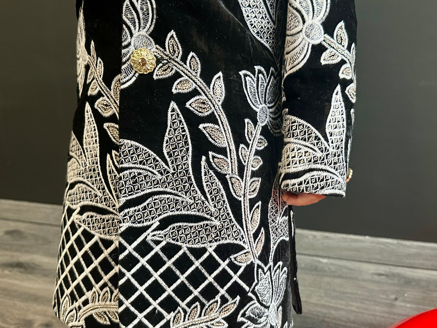 Zwarte velvet sherwani met witte borduursels – luxe Indiase jongensoutfit