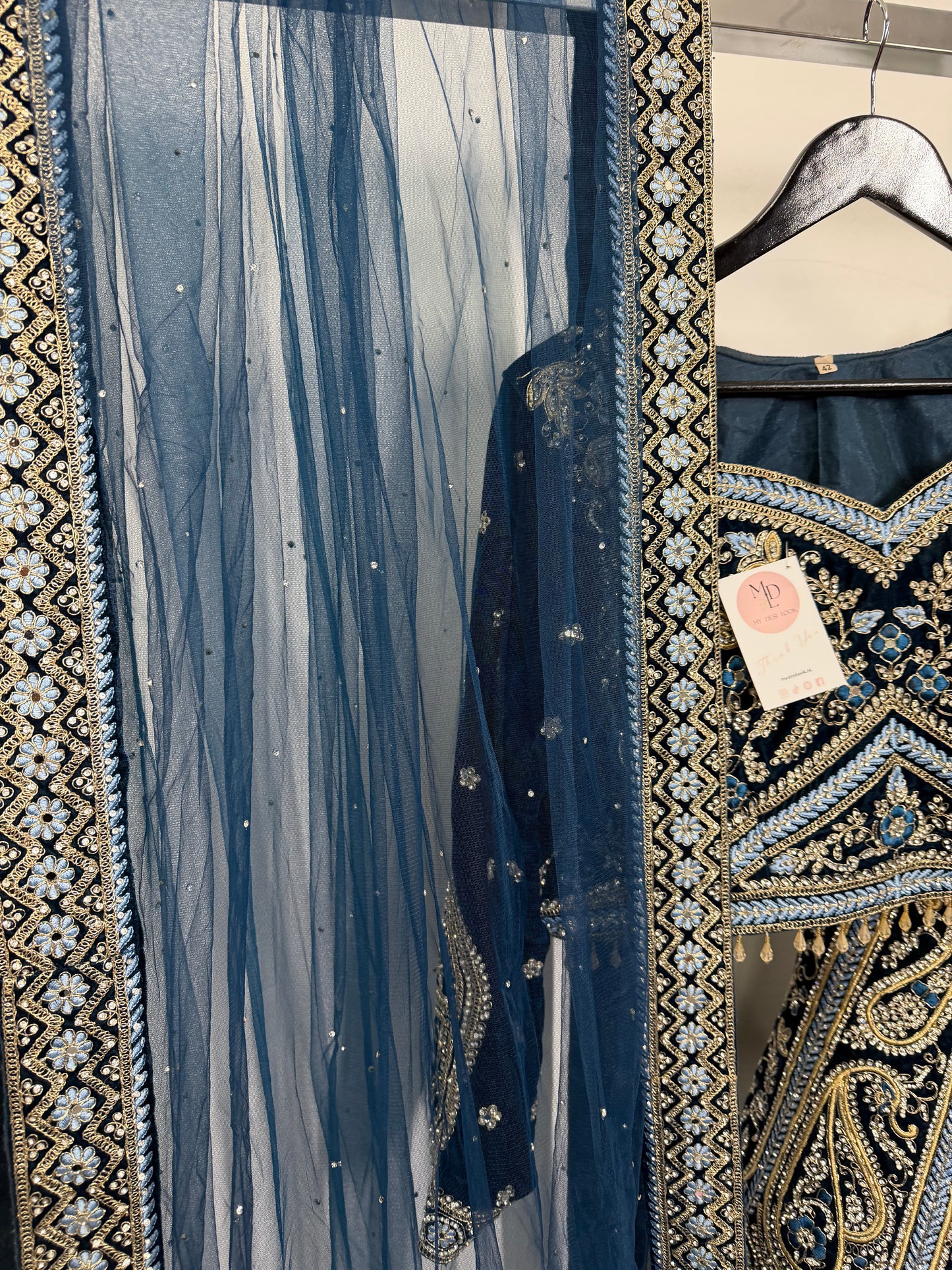 Donkerblauwe designer lehenga met heavy zari & stonework