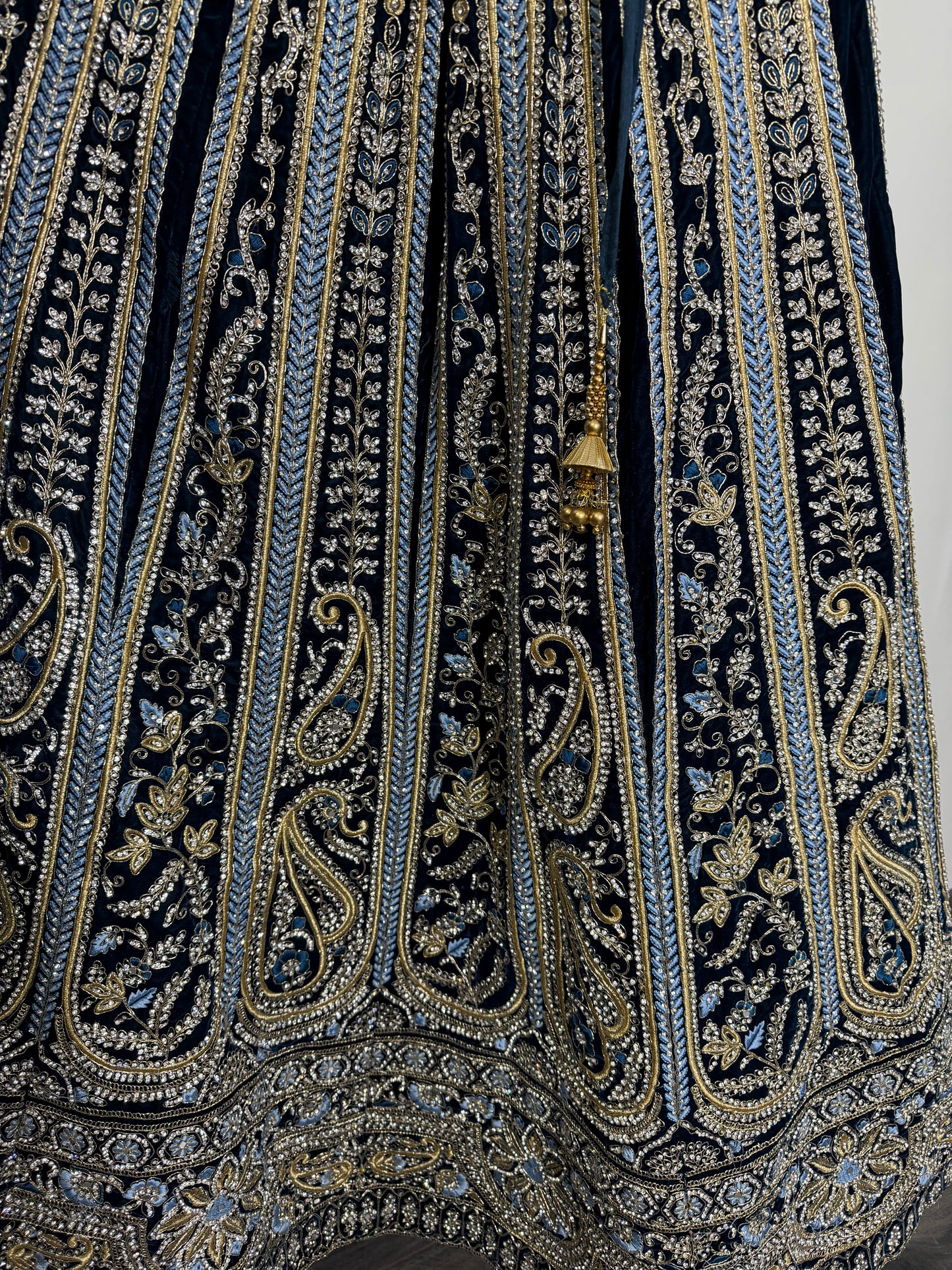 Donkerblauwe designer lehenga met heavy zari & stonework
