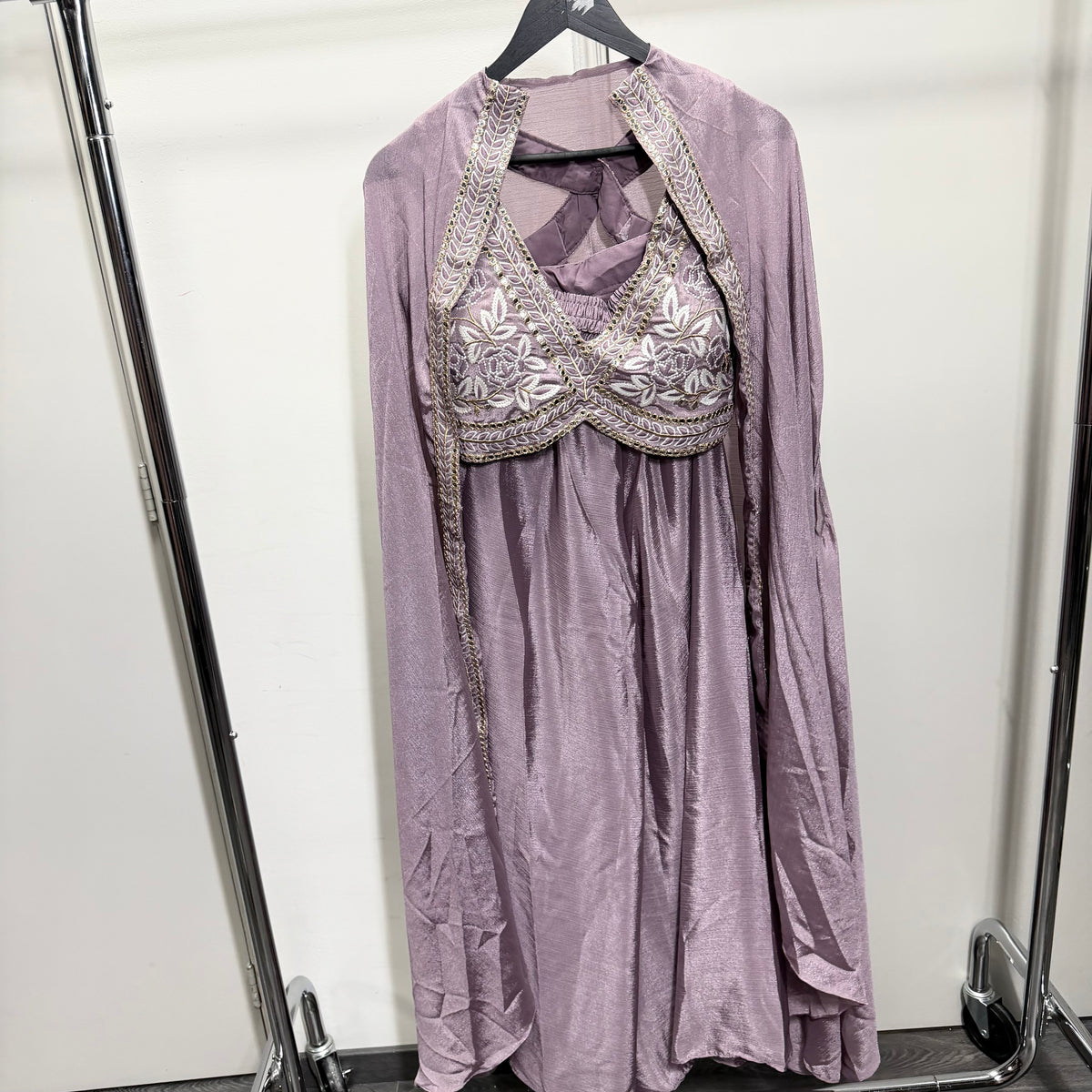 Elara Lilac Palazzo Set met Geborduurde Top & Cape