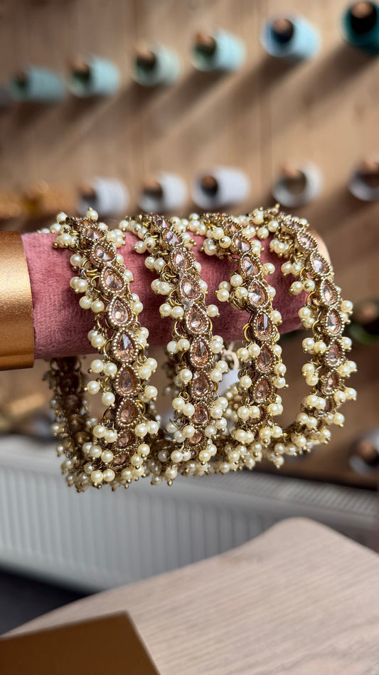 Pearl Teardrop Bangle Set – Indiase Armbanden met Parels en Druppelvormige Stenen (Set van 4)