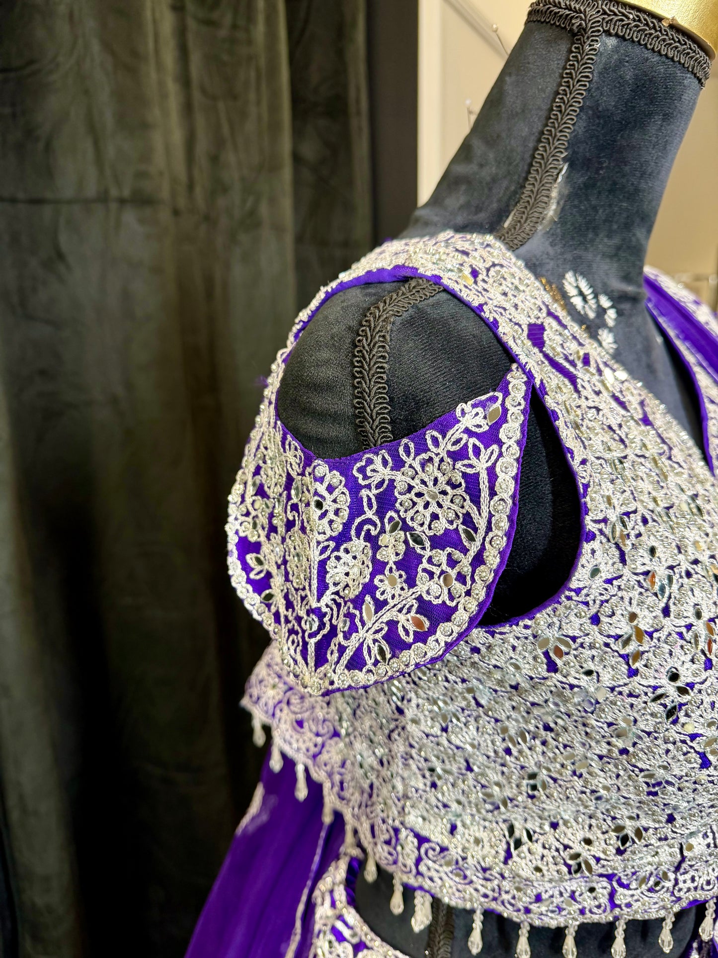 Paarse Zilver Geborduurde Lehenga