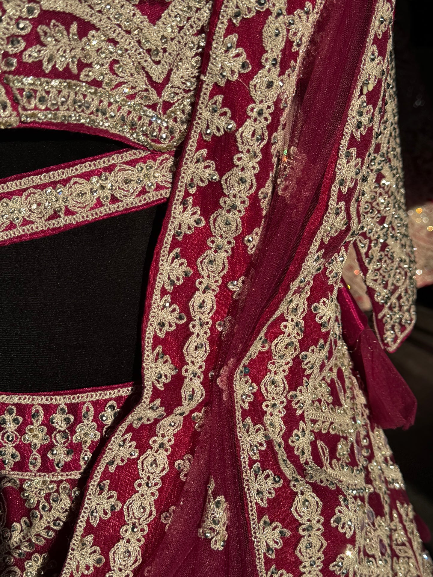 Fuchsia Lehenga met Zilver Borduurwerk