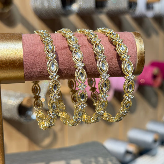 Aisha Crystal Bangles – Set van 4 Luxe Gouden Armbanden met Kristalstenen