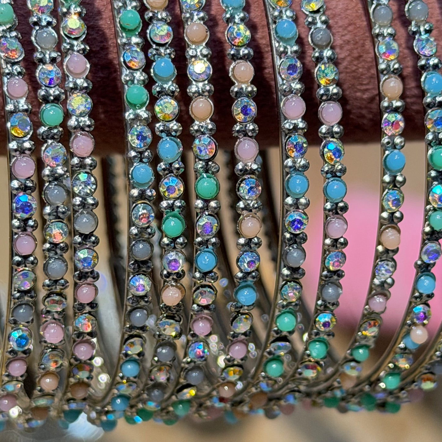 Pastel Sparkle Bangles – Set van 12 Luxe Armbanden met Pastelkralen