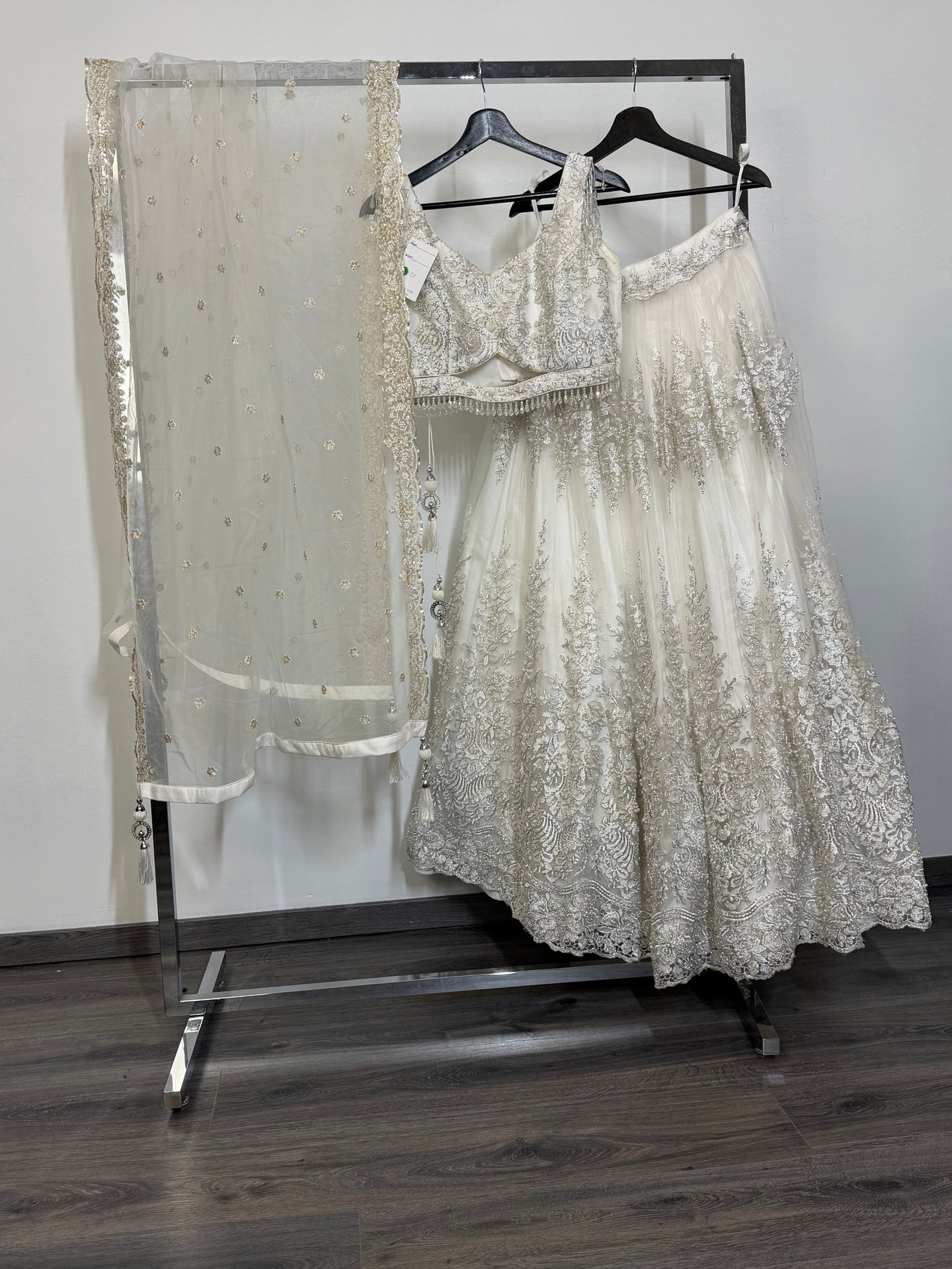 Witte Bridal Lehenga met Zilver Borduurwerk