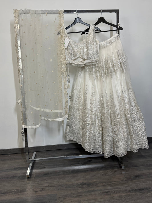 Witte Bridal Lehenga met Zilver Borduurwerk