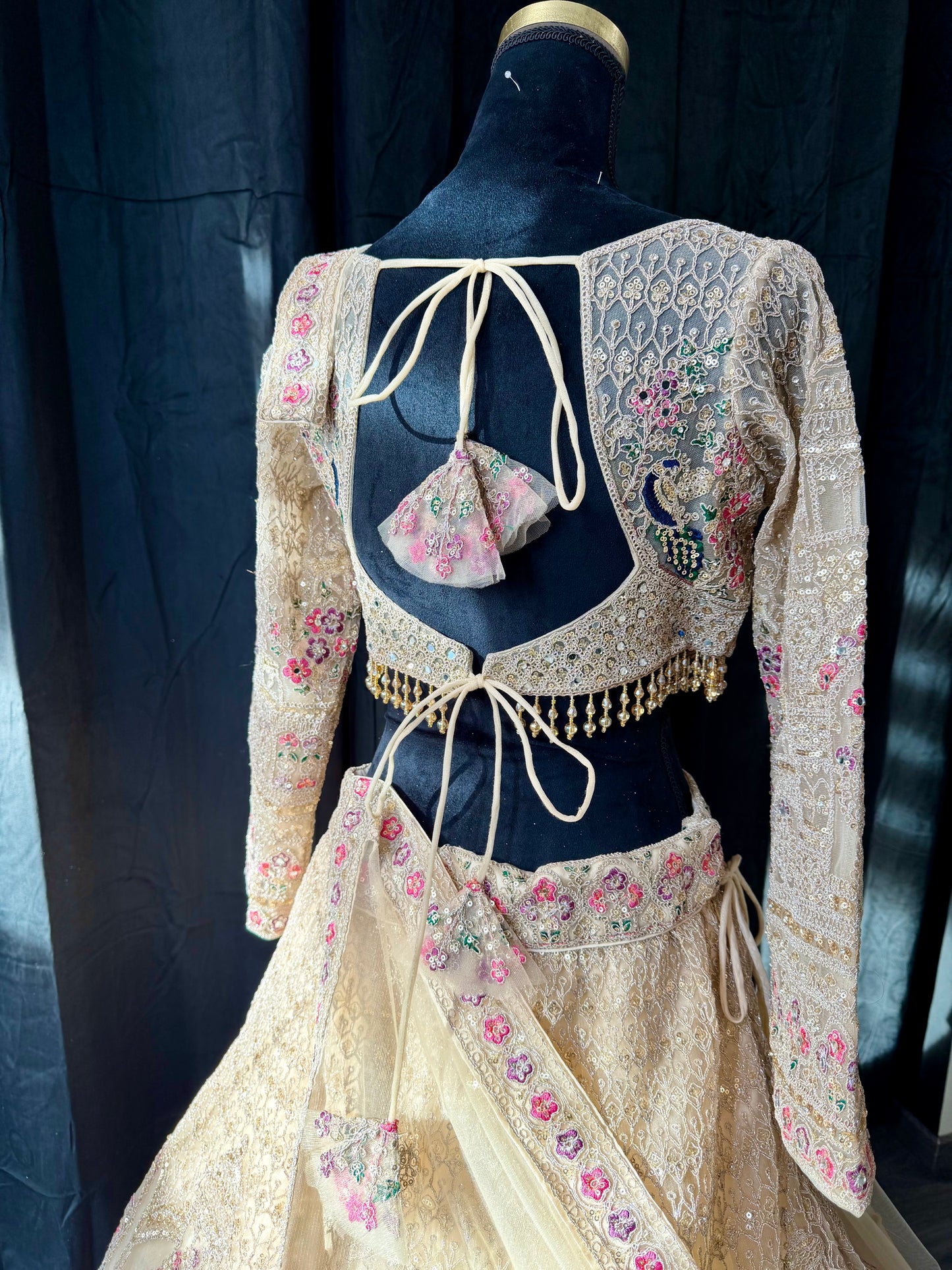 Champagne Peacock Lehenga – Goud / Crème