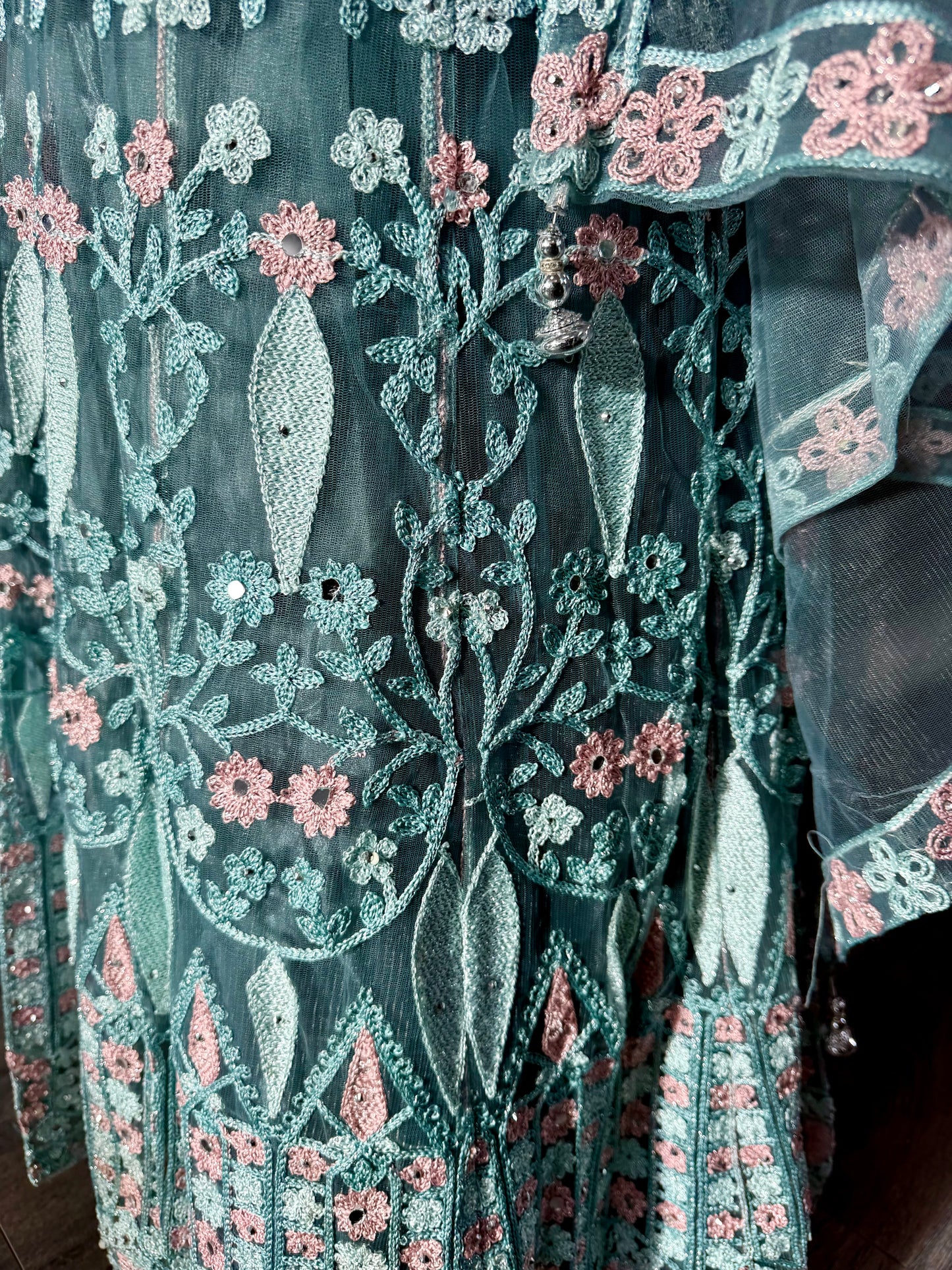 Mintgroene Lehenga met Spiegelborduurwerk