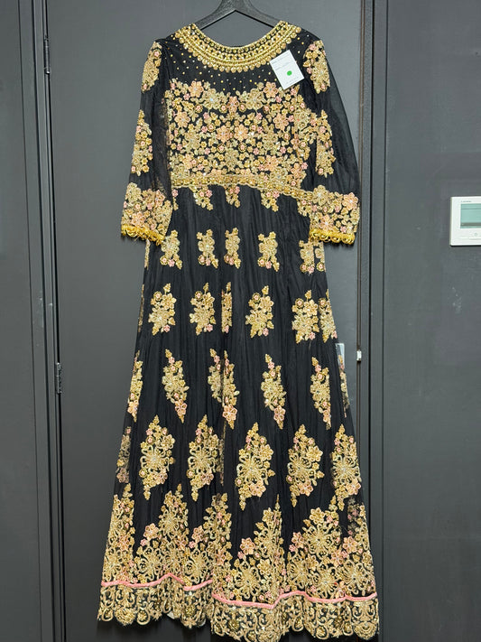 Zwarte jurk met roze-gouden borduurwerk