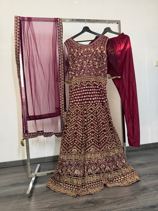 Maroon Anarkali met Goud Borduurwerk & Full Flare