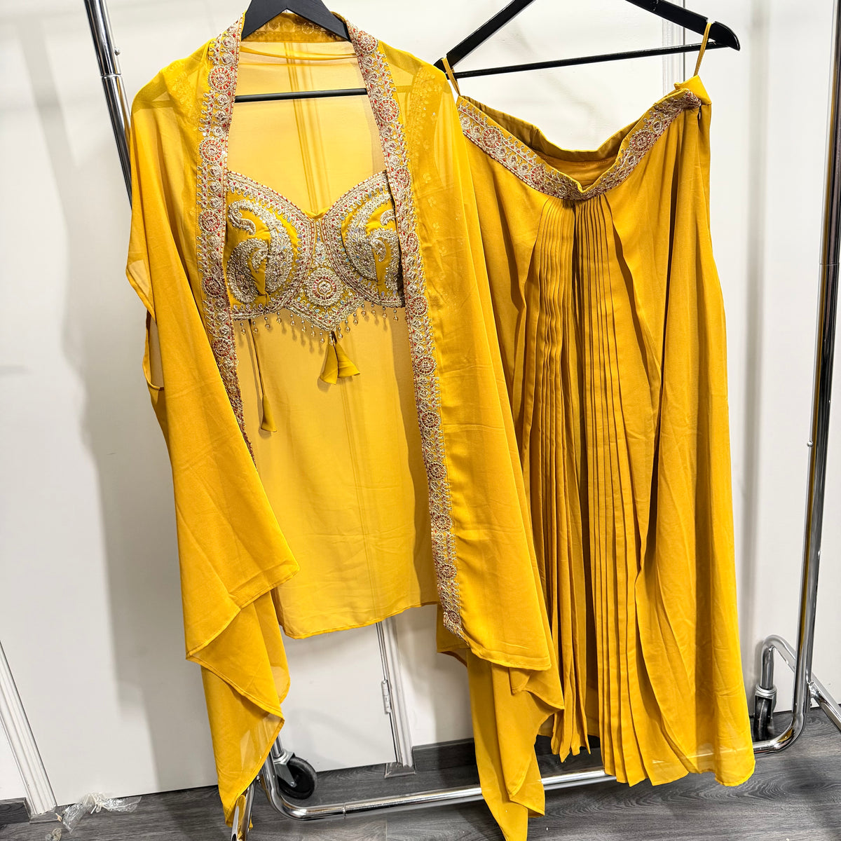 Zoya Mustard Gold Lehenga Set met Luxe Geborduurde Cape
