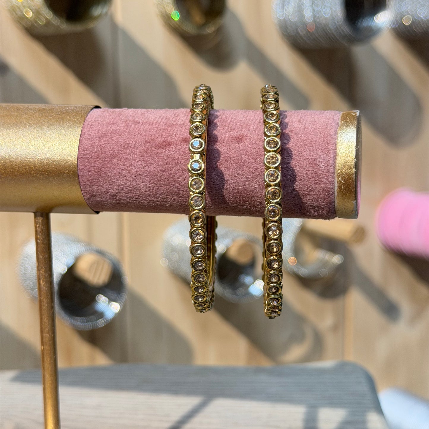Zara Crystal Bangle Goud – Luxe Indiase Armband met Champagne Kristallen