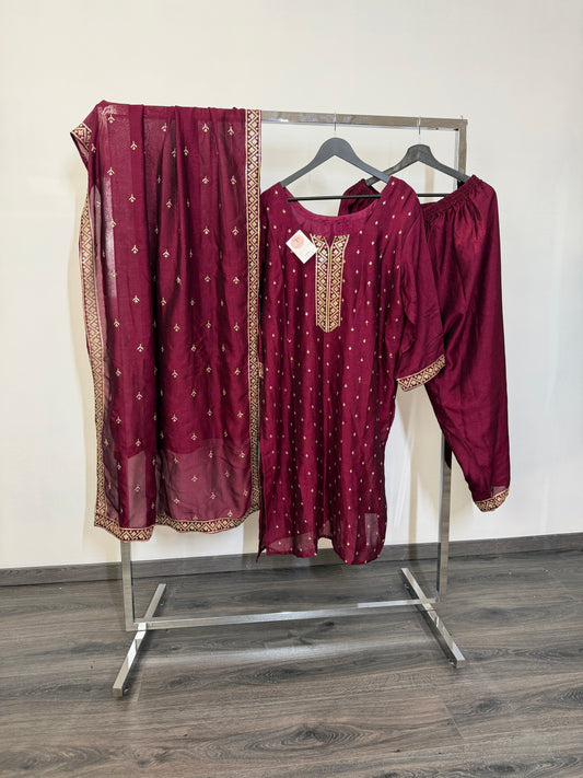 Maroon Kurta Set met Gouden Detailing