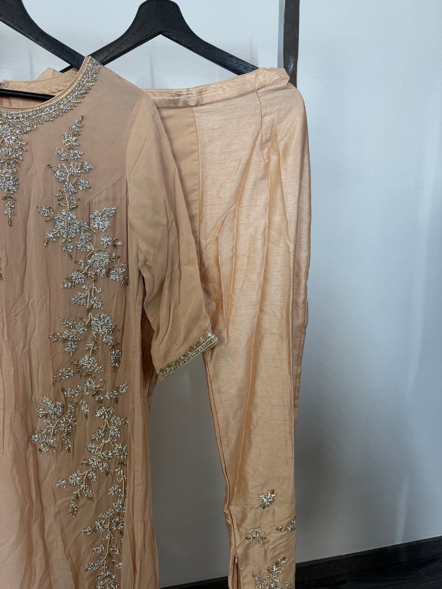 Nude Straight-Cut Suit met Zilveren Embroidery Salwar