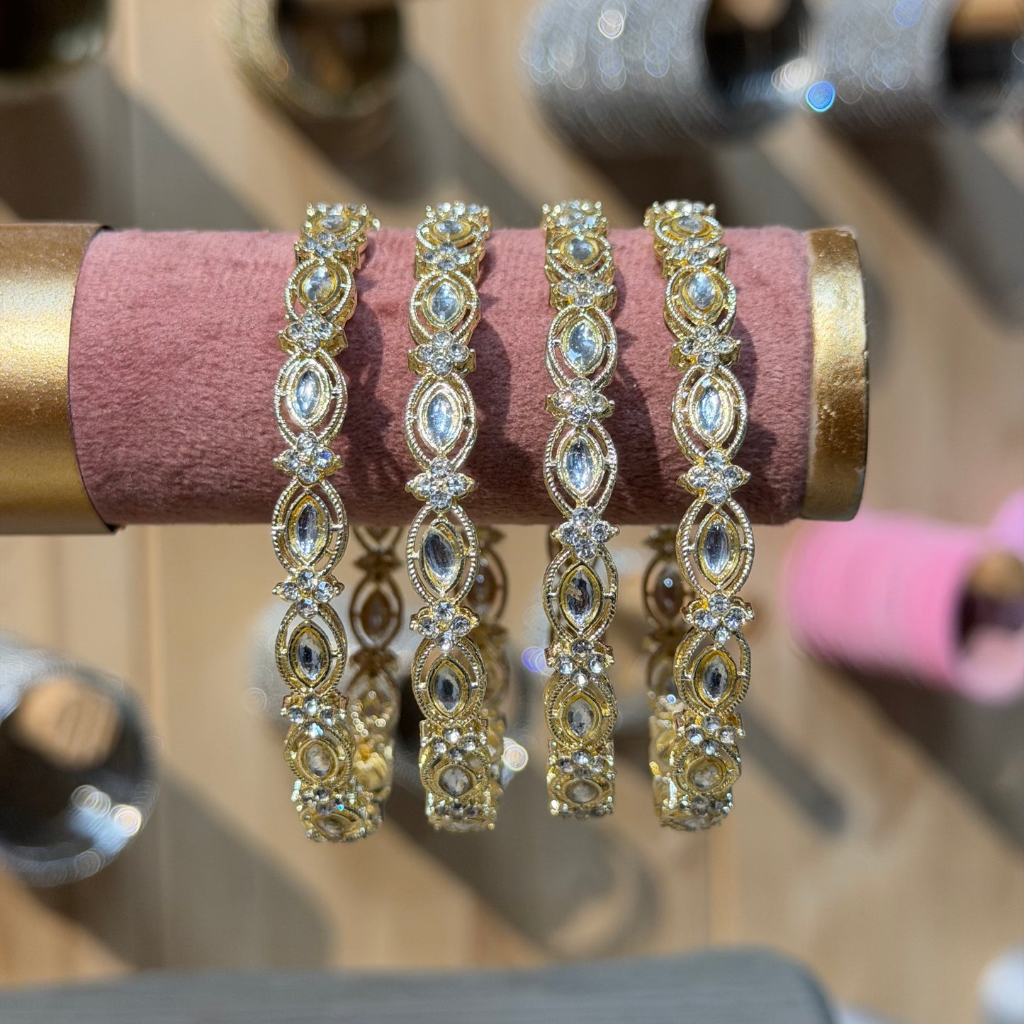 Aisha Crystal Bangles – Set van 4 Luxe Gouden Armbanden met Kristalstenen