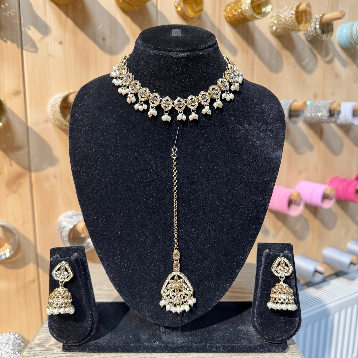 Areeza Pearl Bloom Kundan Choker Set – Luxe 3-delige Sieradenset