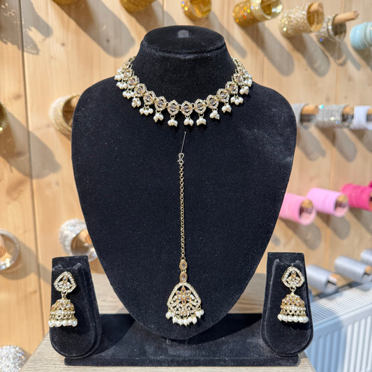 Areeza Pearl Bloom Kundan Choker Set – Luxe 3-delige Sieradenset