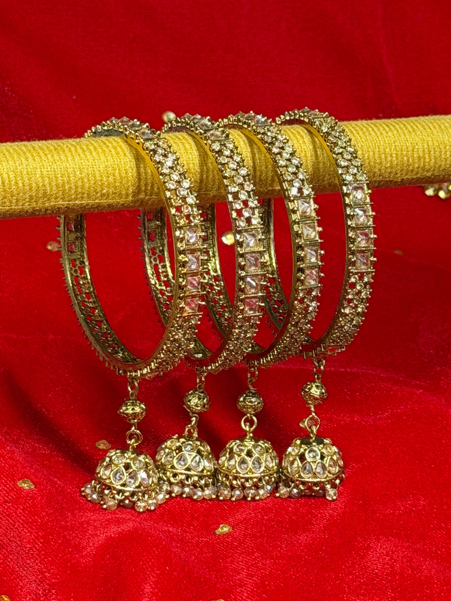Luxe Goudkleurige Bangles met Jhumka Hangers – Traditionele Statement Sieraden | 4 stuks