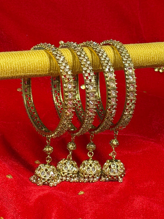 Luxe Goudkleurige Bangles met Jhumka Hangers – Traditionele Statement Sieraden | 4 stuks