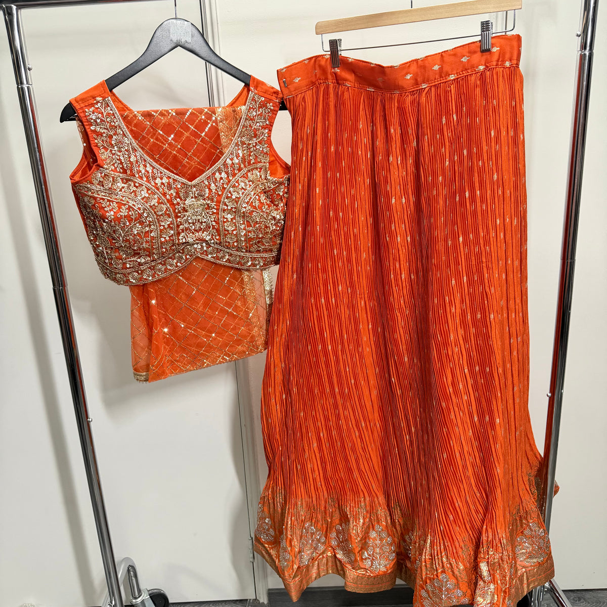 Riya Orange Lehenga met Goudkleurig Borduurwerk