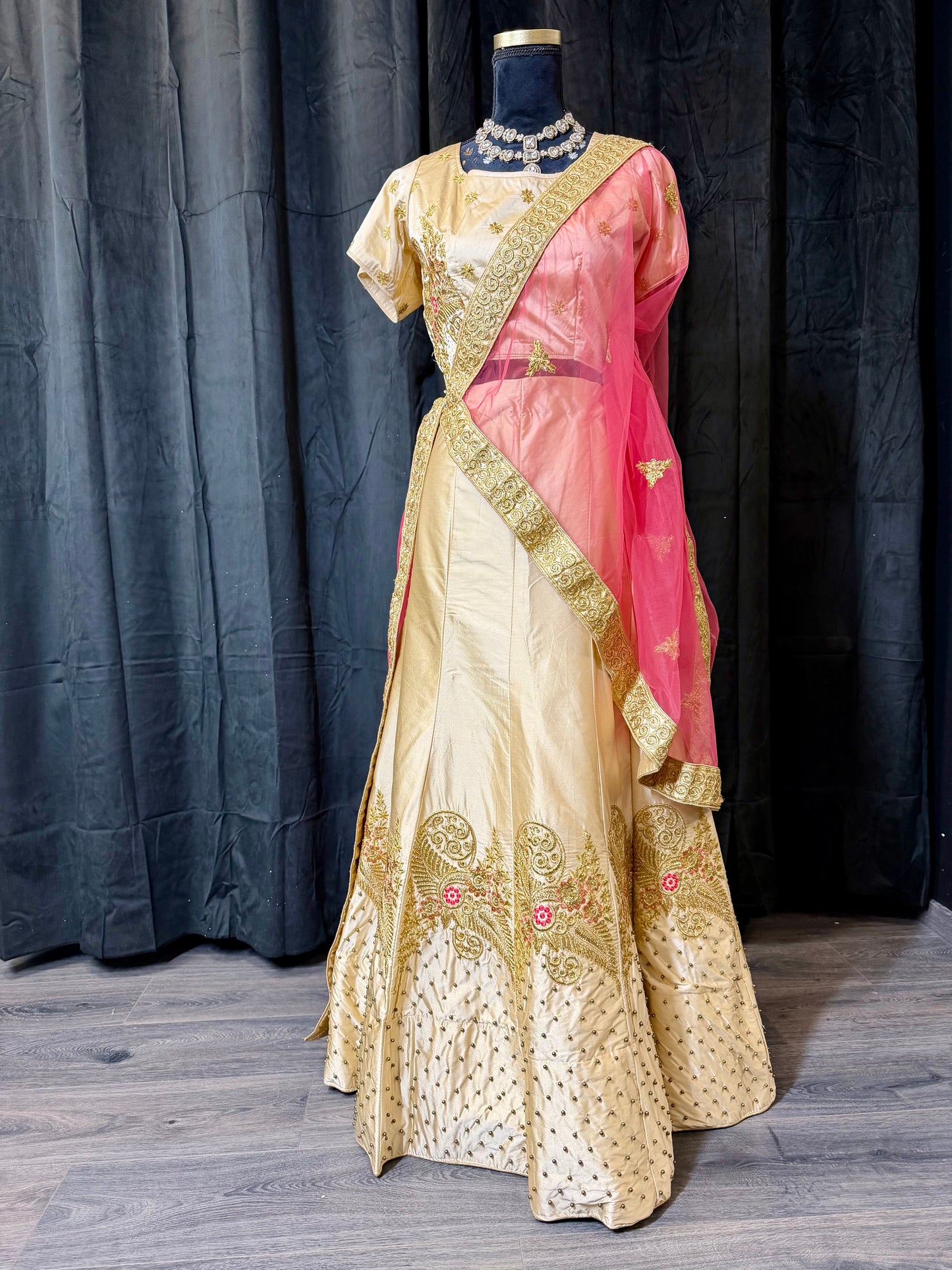 Gold & Pink Classic Silk Lehenga – Indiase Feestjurk