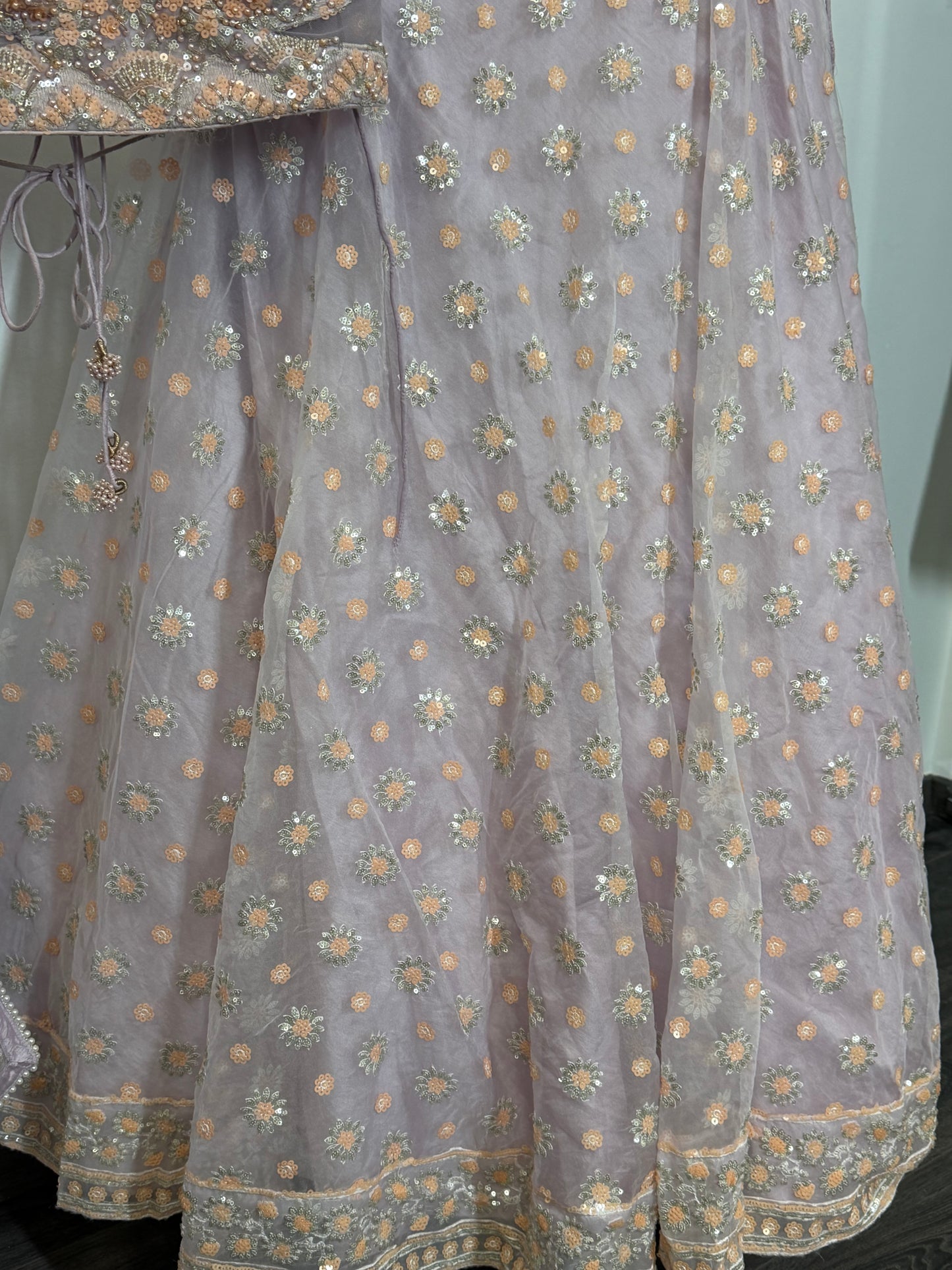 Lavender Peach Embroidered Lehenga – Subtiel & Romantisch