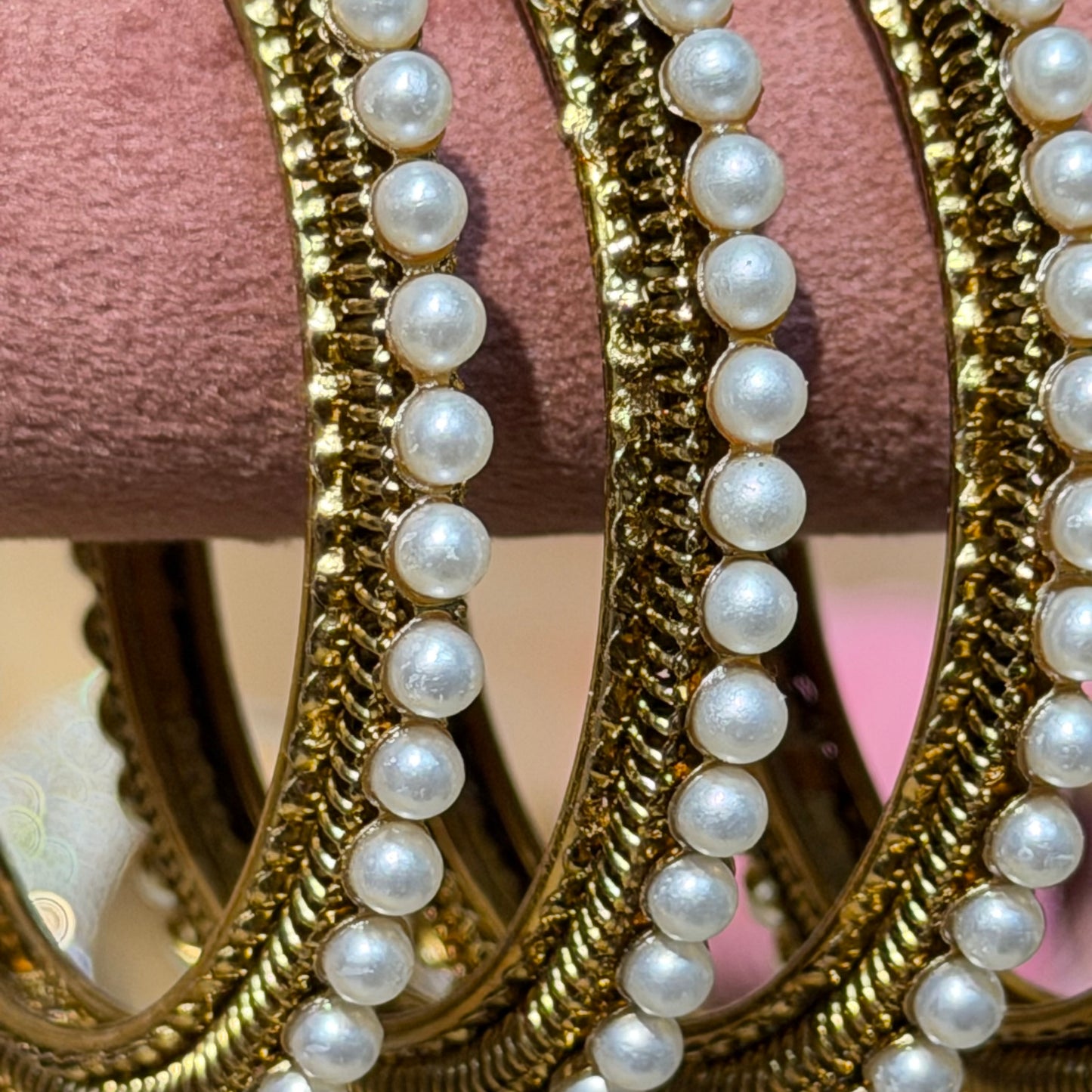 Pearl Heritage Bangles – Set van 4 Traditionele Armbanden met Parels