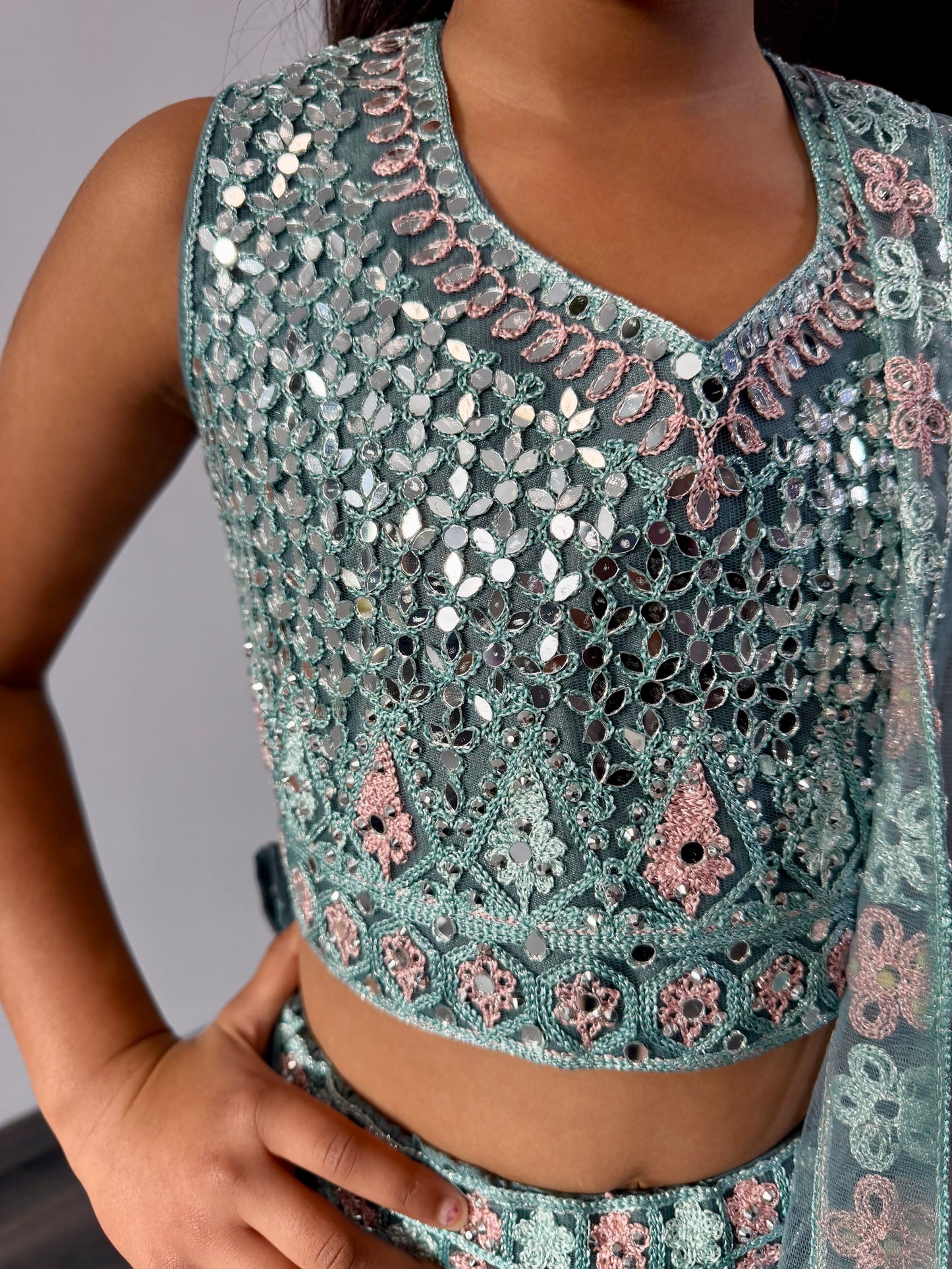 Mintgroene Lehenga met Spiegelborduurwerk