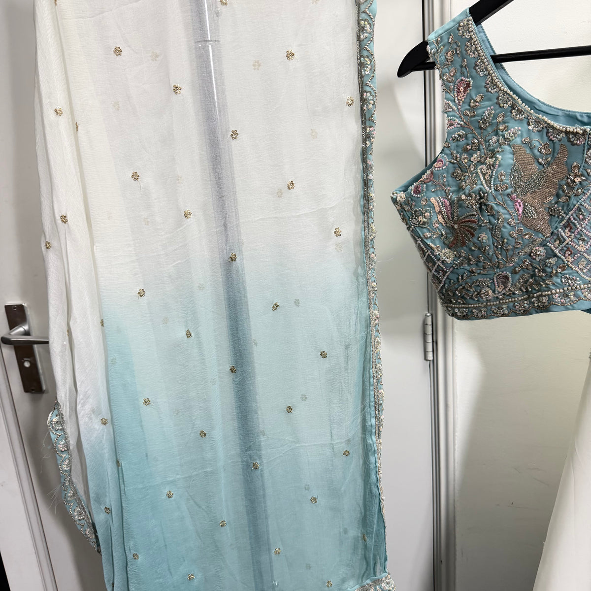 Meher Ivory Blue Ombre Lehenga met Borduurwerk
