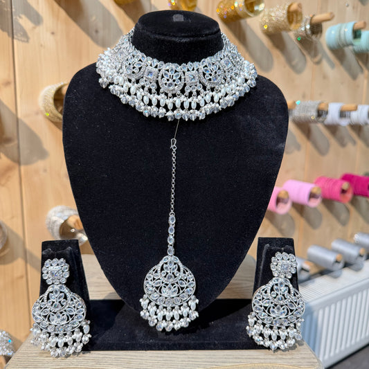 Amara Ivory Kundan Choker Set – Luxe 3-delige Sieradenset
